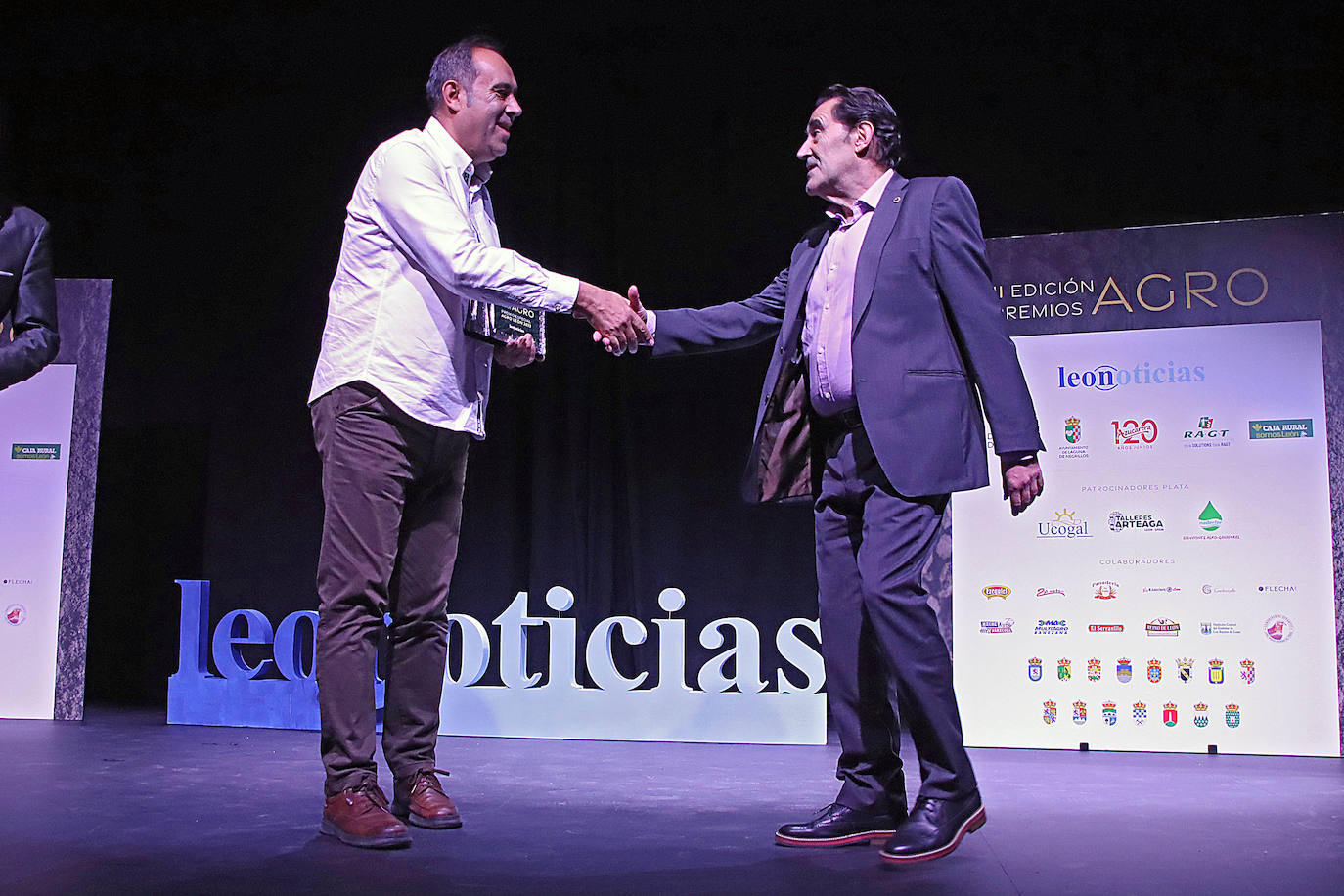 Valentín Martínez Redondo, vicepresidente de la Diputación de León, entrega el premio a José Gabriel Fernández, secretario de la Facultad de Veterinaria 