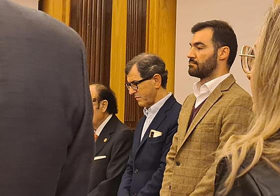 Bancada popular en el pleno de San Marcelo con su portavoz David Fernández en primer plano.