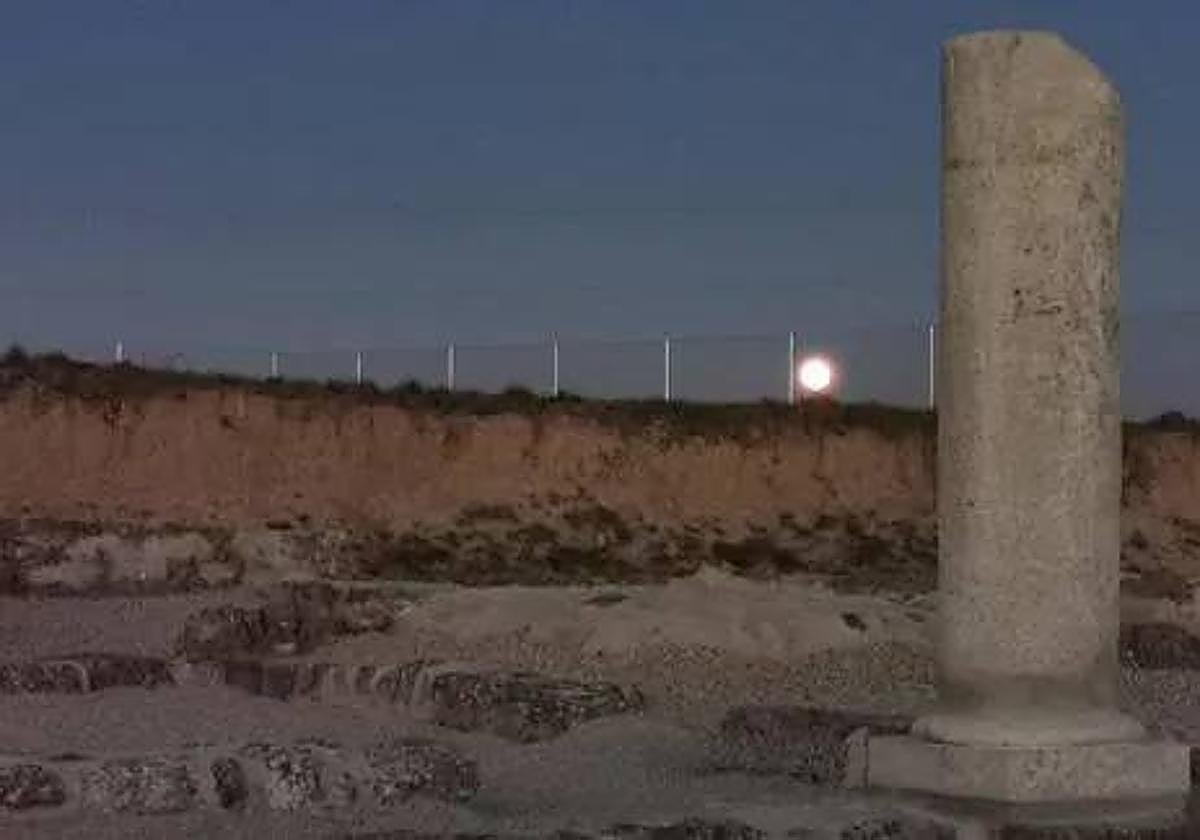 Una de las columnas que se conservan en el yacimiento de Lancia.