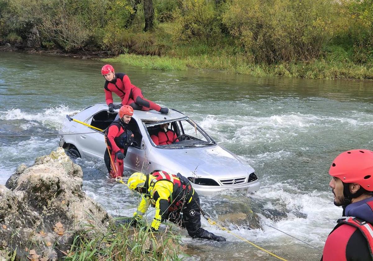 Prueba de rescate y salvamento en el río Esla a la altura de Sabero.