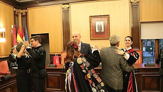 León entona el 'Clavelitos'