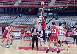 Saque inicial del partido entre el Gijón basket y la Cultural y Deportiva Leonesa.