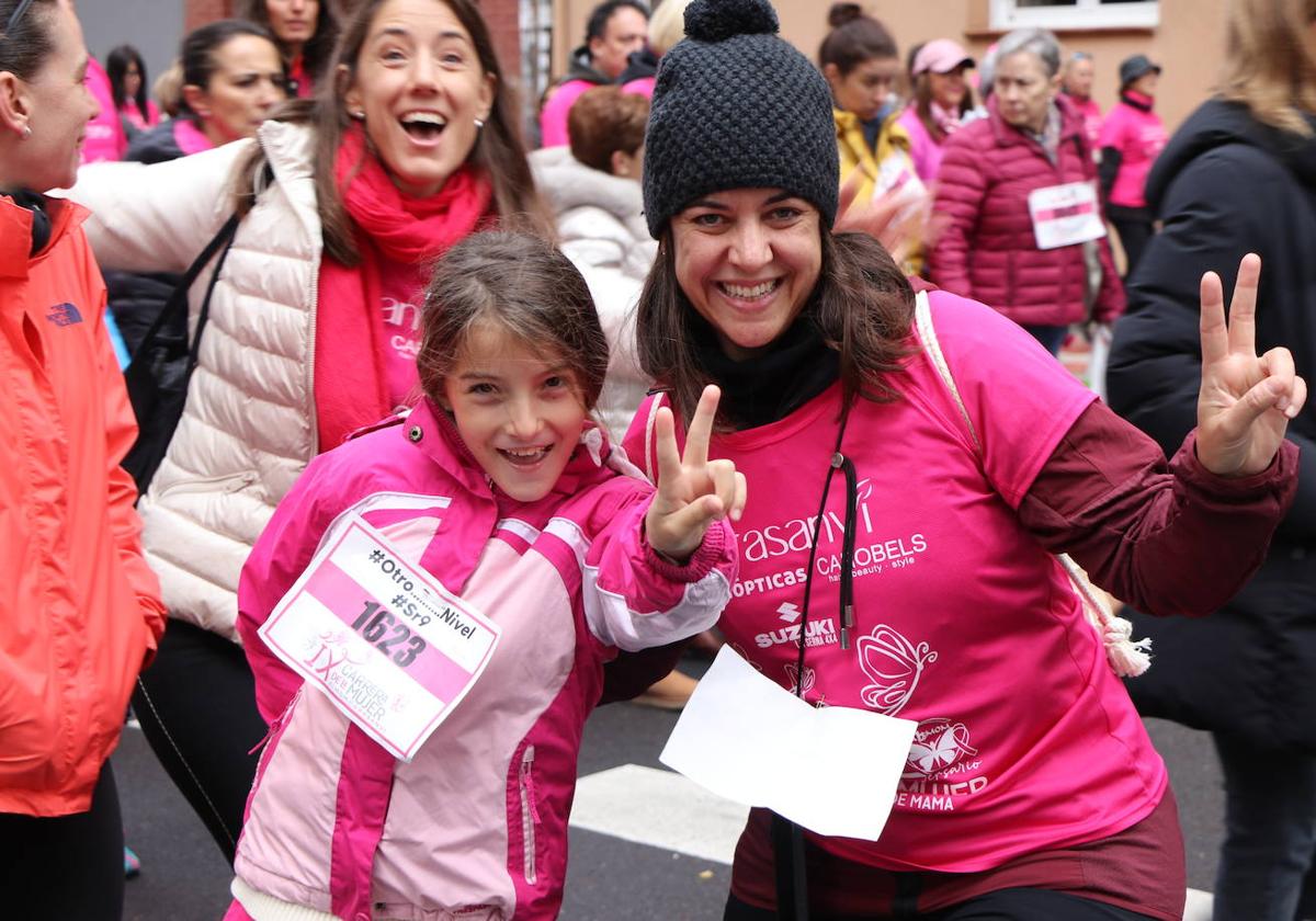 La carrera de la mujer cita a miles de personas.