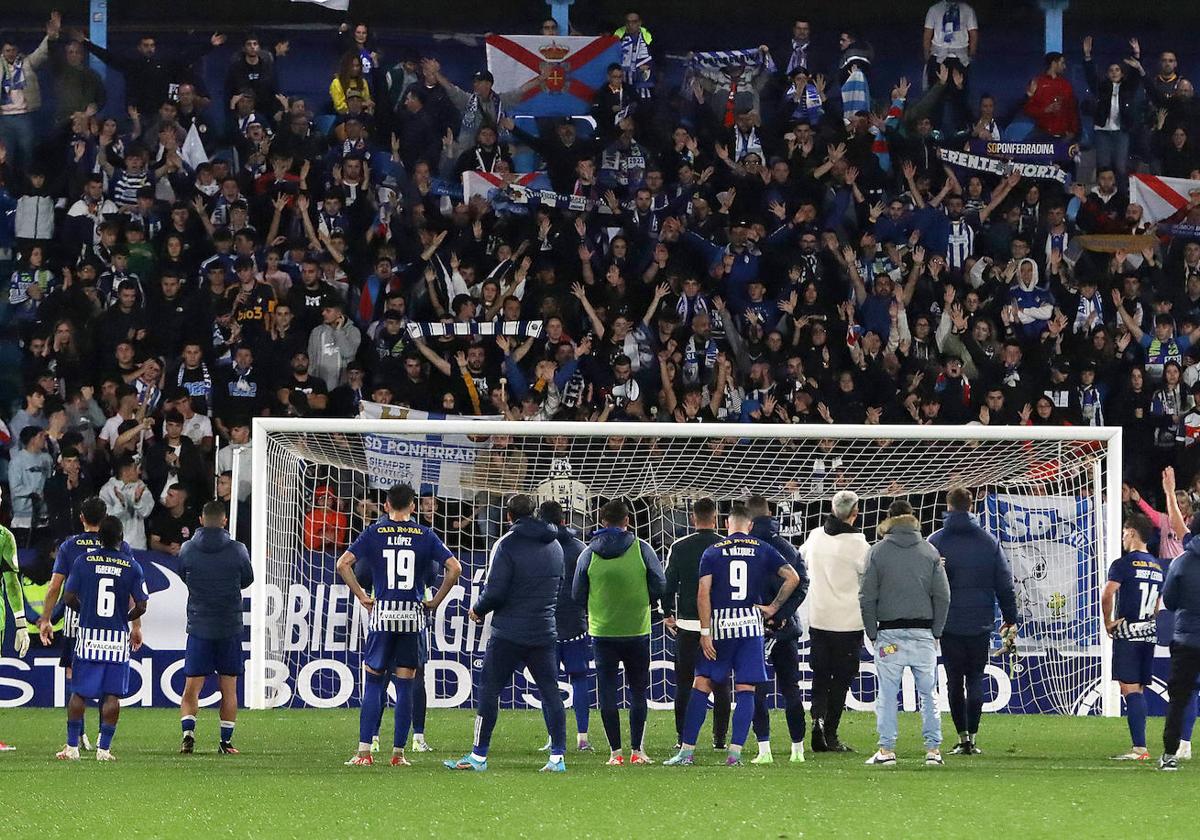 Los jugadores de la Ponferradina saludan a su afición tras la derrota.