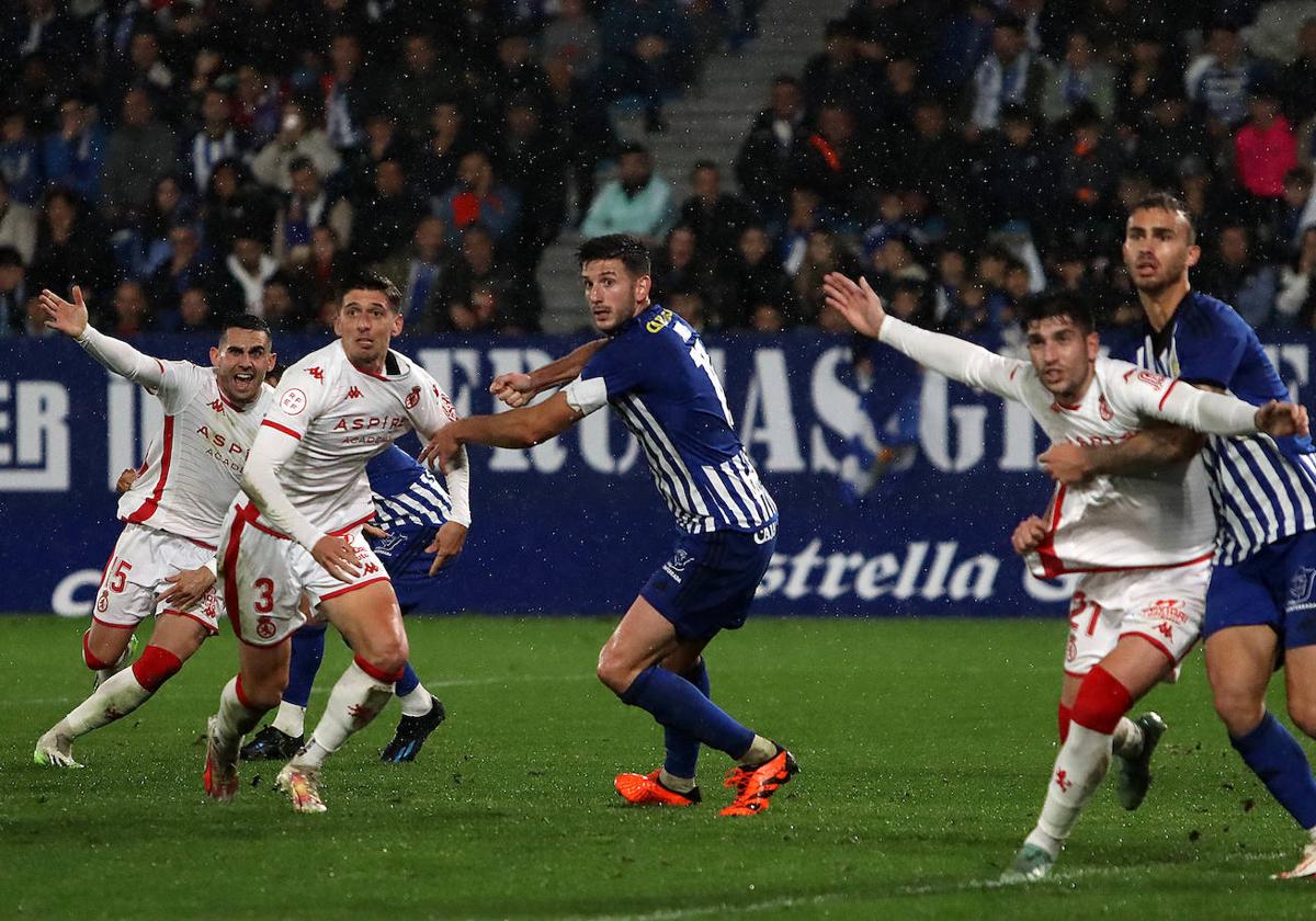 Un instante del derbi leonés entre la Ponferradina y la Cultural.