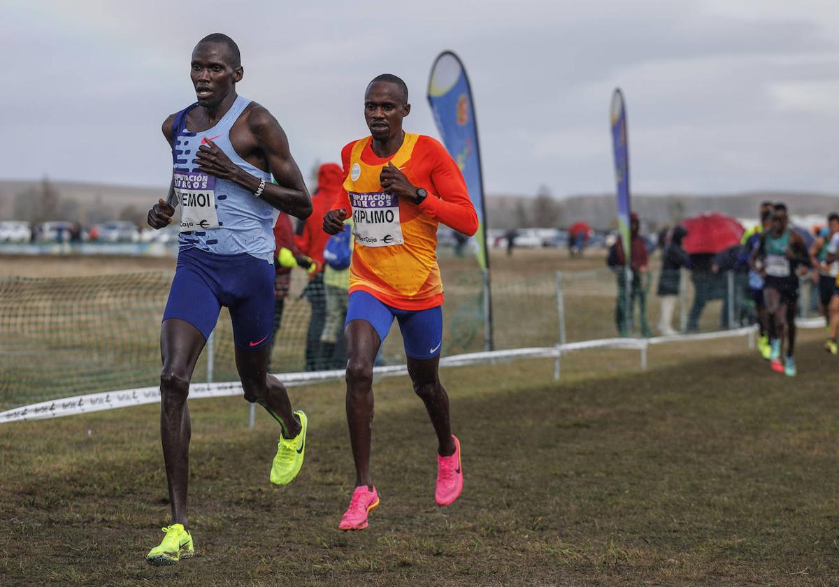 Kiplimo, de naranja, fue el vencedor de la prueba masculina.