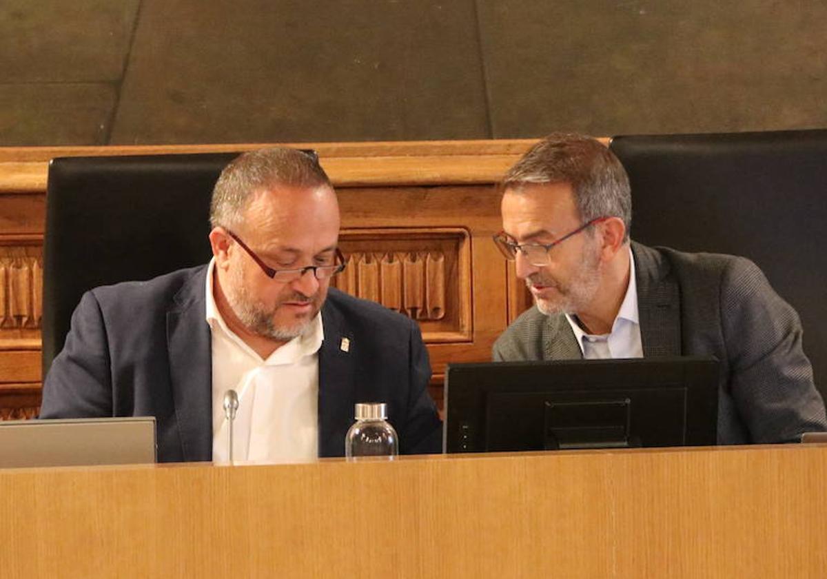 Gerardo Álvarez Courel, presidente de la Diputación, y Santiago Dorado, vicepresidente de la Diputación.