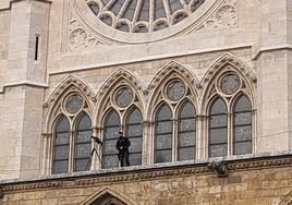 Imagen del francotirador bajo el rosetón de la Catedral de León.