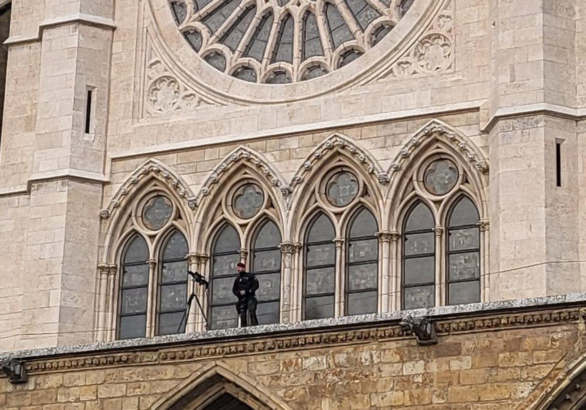 Imagen del francotirador bajo el rosetón de la Catedral de León.