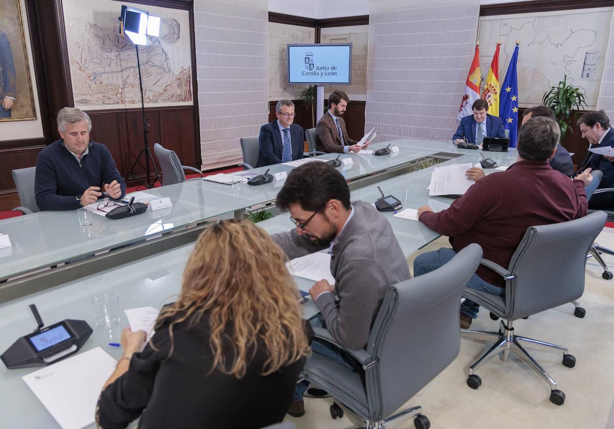 Reunión con profesionales y representantes del sector ganadero y la Junta.