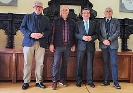 El consejero de Presidencia, Luis Miguel González Gago (2D), en su visita de este martes a Astorga.