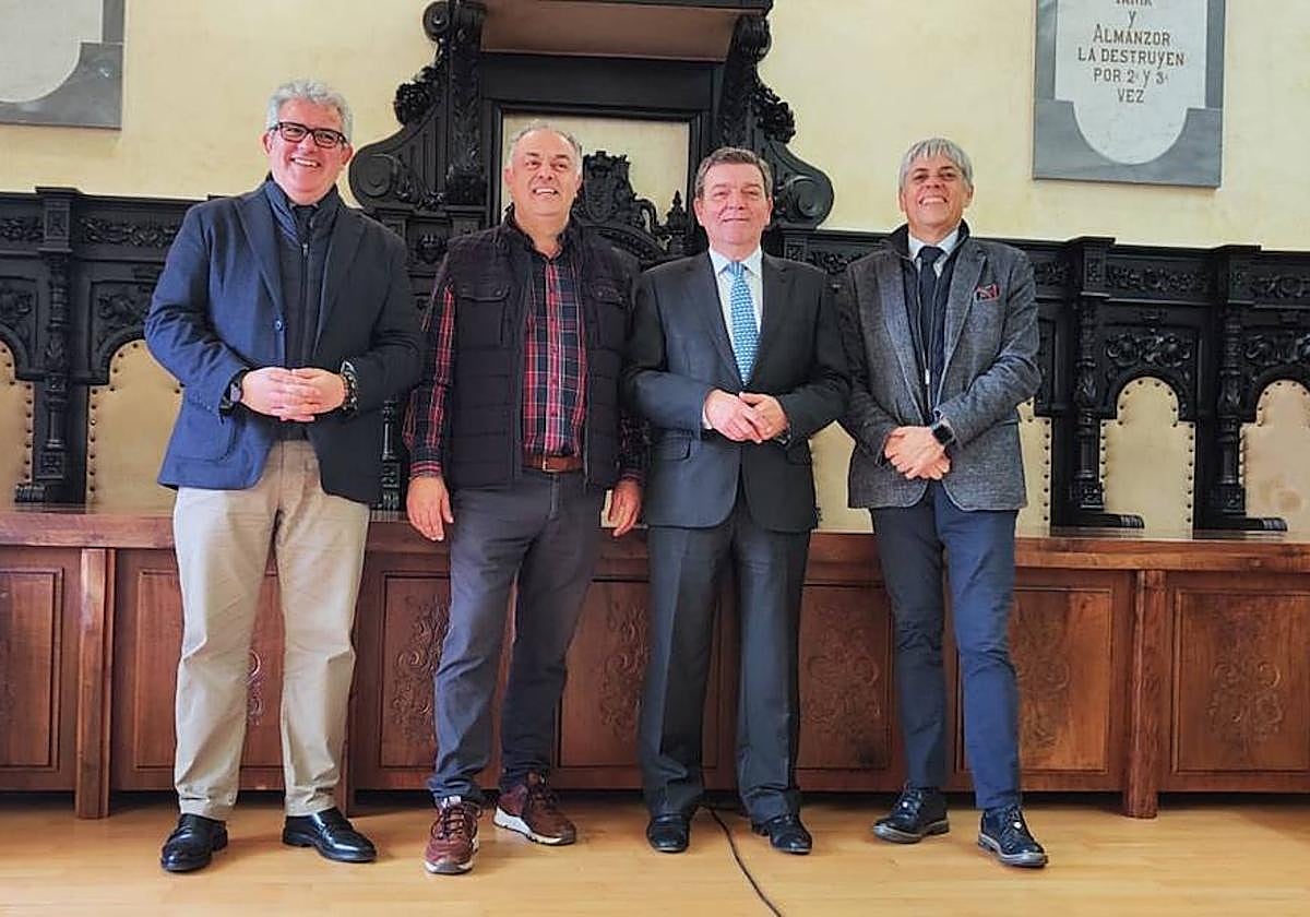 El consejero de Presidencia, Luis Miguel González Gago (2D), en su visita de este martes a Astorga.