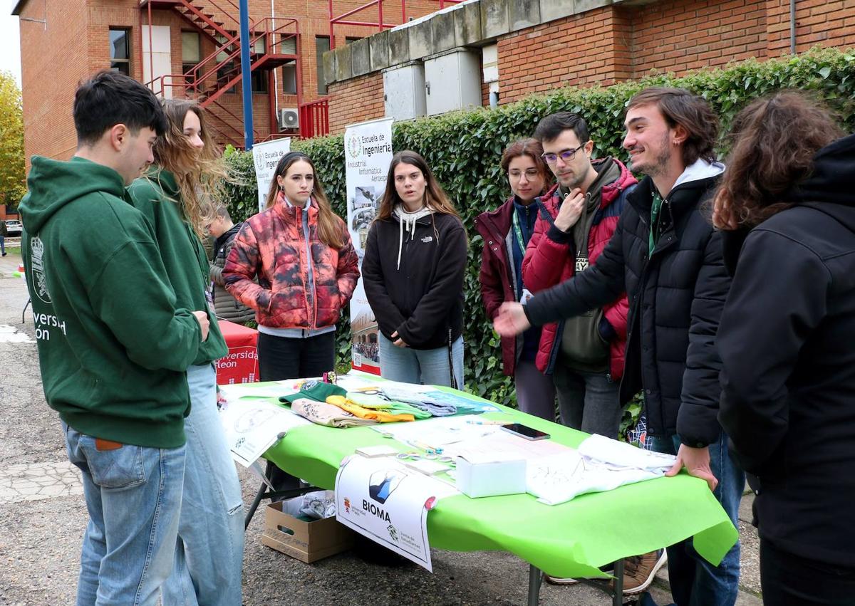 Imagen secundaria 1 - Cerca de 700 universitarios de la ULE pasan por la Jornada del Estudiante