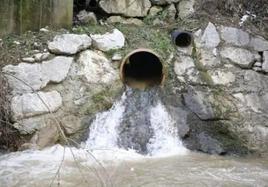 Tubería de la depuradora de Los Pontones que vierte el agua de la Variante.