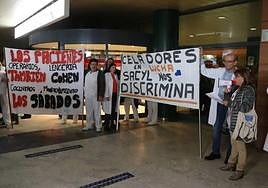 Concentración a las puertas del Hospital de León.