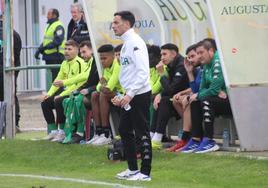 Lago, entrenador del Atlético Astorga, durante el partido de este miércoles.