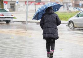 La lluvia se ha dejado sentir desde primera hora en la ciudad de León