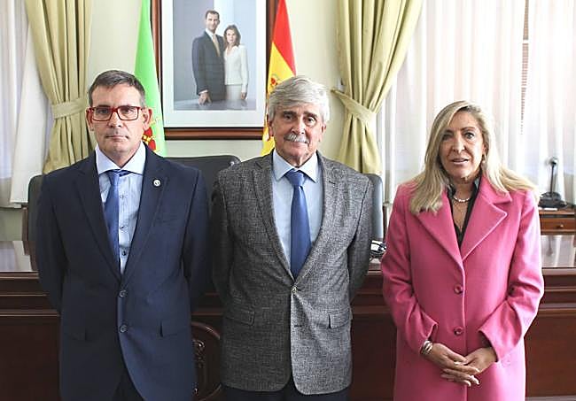 Fregeneda junto al rector, Juan Francisco García Marín, y la secretaria General, Mª Pilar Gutiérrez Santiago.