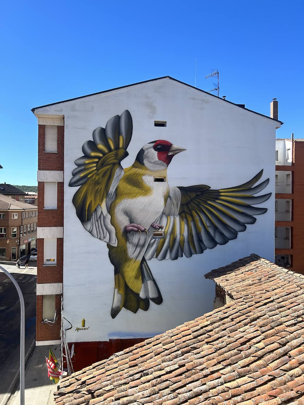 Así luce 'Jilguero El Chollo' en Guardo, el mural del artista leonés Manuel.