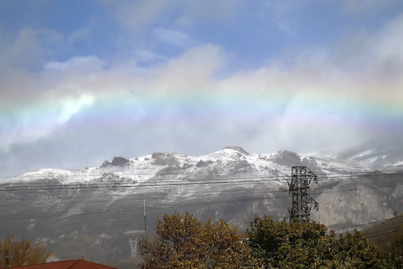 Arcoiris y nieve en la montaña leonesa.