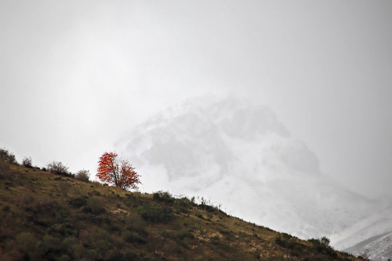 Nieve en las cumbres de la montaña leonesa.