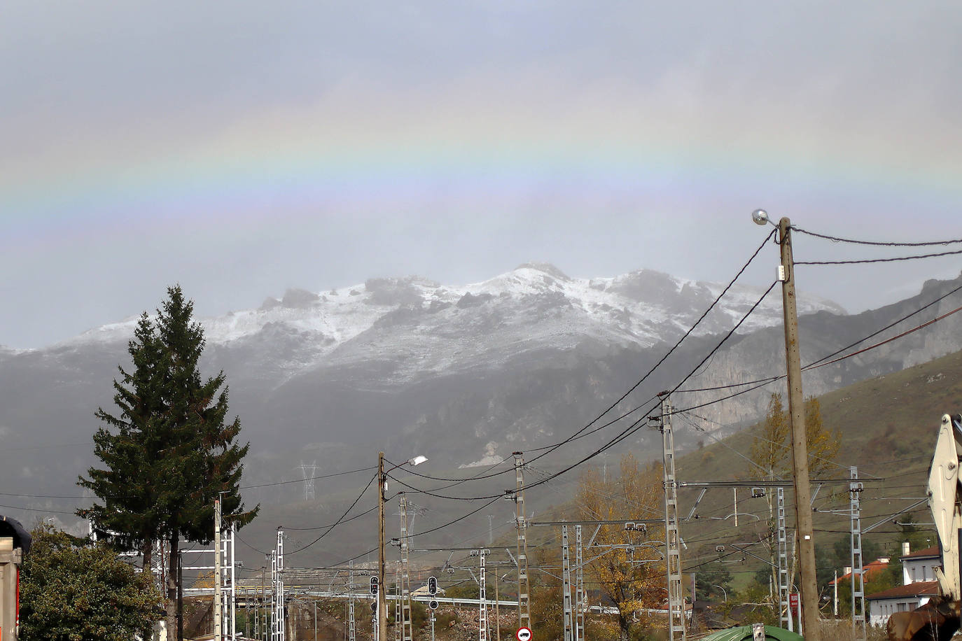 Arco iris y nieve en la montaña leonesa.