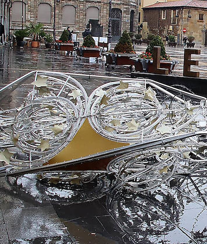 Imagen secundaria 2 - Los sanitarios atienden al varón herido. 