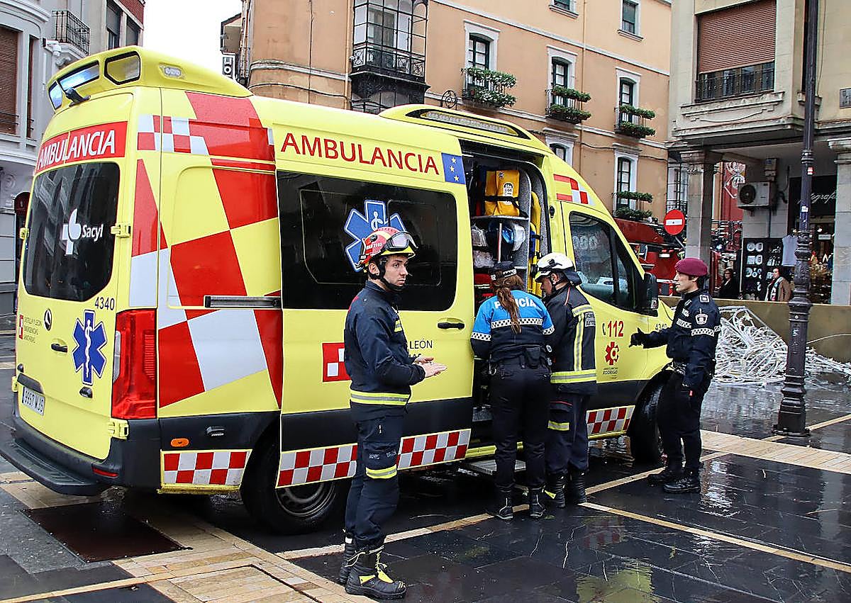 Imagen secundaria 1 - Los sanitarios atienden al varón herido. 