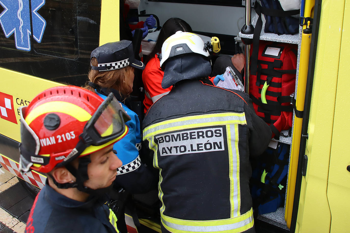 Un varón herido al ser golpeado por un cable de la iluminación navideña. 