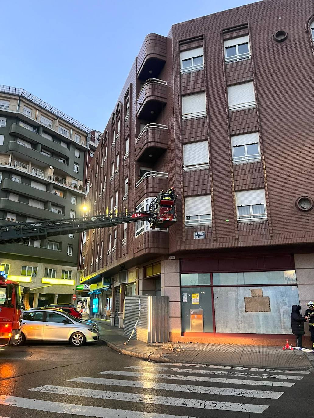 Los Bomberos de León revisan una fachada en la calle Máximo Cayon Waldaliso de León