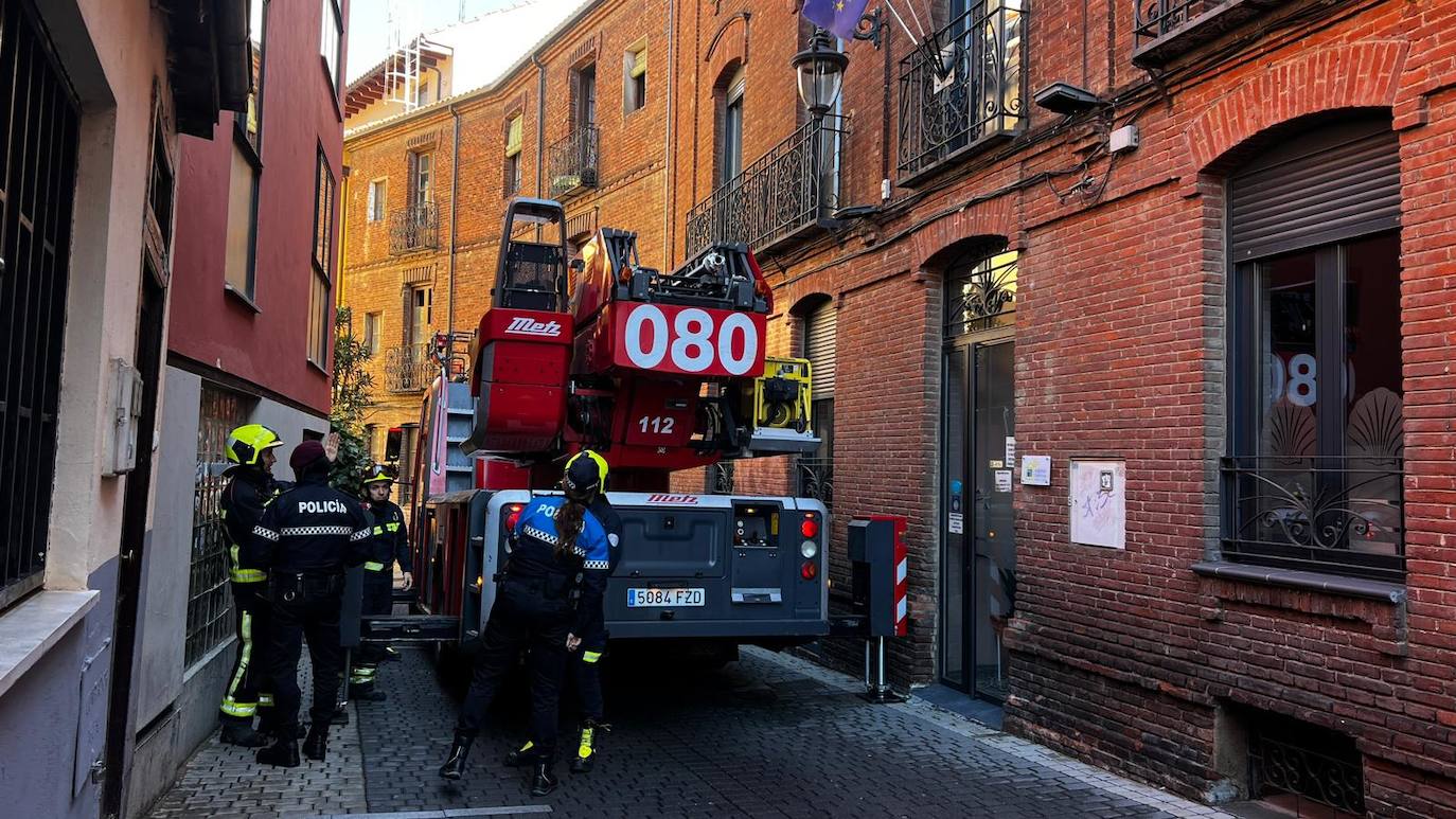 Los bomberos acuden a la calle Tarifa por el desprendimiento de un falso techo. 