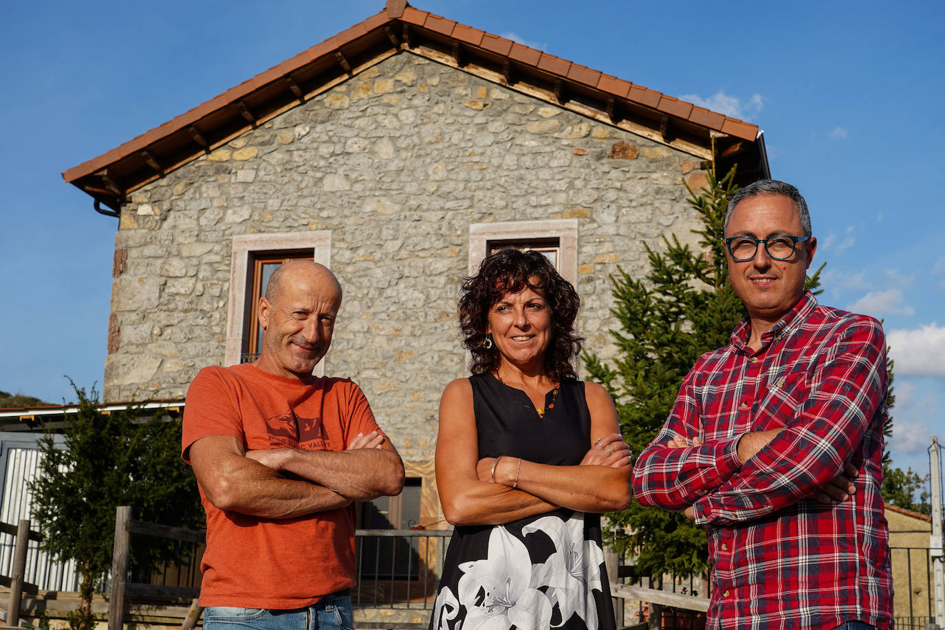 El alcalde del municipio leonés de Reyero, Gregorio Alonso (I); la gestora del albergue de Pallide, Begoña González, y el técnico de gestión del proyecto Bioreyero, Álvaro de la Puente.