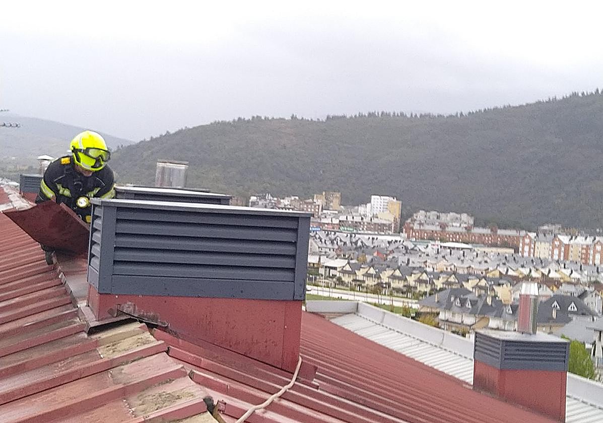 Un efectivo del cuerpo municipal de Bomberos de Ponferrada actúa en una de las incidencias de este sábado.