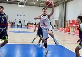 Roger Fàbrega, en un lance del partido ante Óbila.