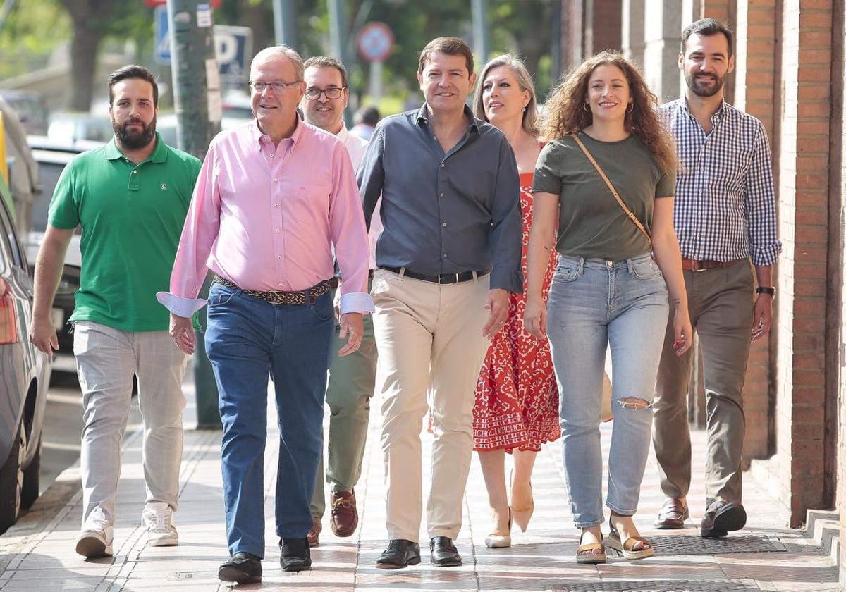 Ester Muñoz (a la derecha de la imagen) acompañada del presidente del PP de Castilla y León, Alfonso Ferández Mañueco y otros miembros del partido de León.