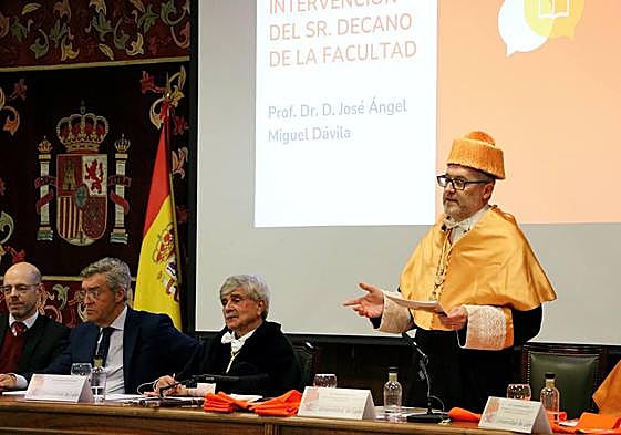 Un total de 111 estudiantes recogieron sus becas en representación de los 184 que completaron sus estudios el pasado curso 2022-2023