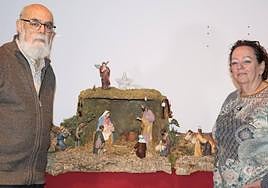 Fernando y Nieves, de la Asociación Belenista Leonesa, posan junto a una escena de la Natividad.