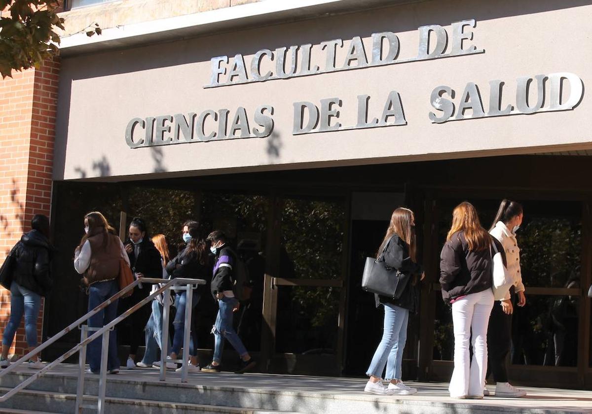 La ULE edita un libro de exploración clínica para alumnos de Enfermería