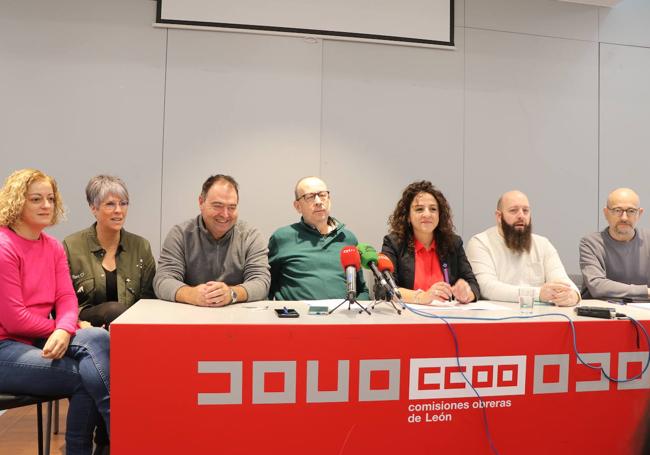 Ignacio fernández y Elena Blasco junto a los delegados de las ramas de CCOO en León.