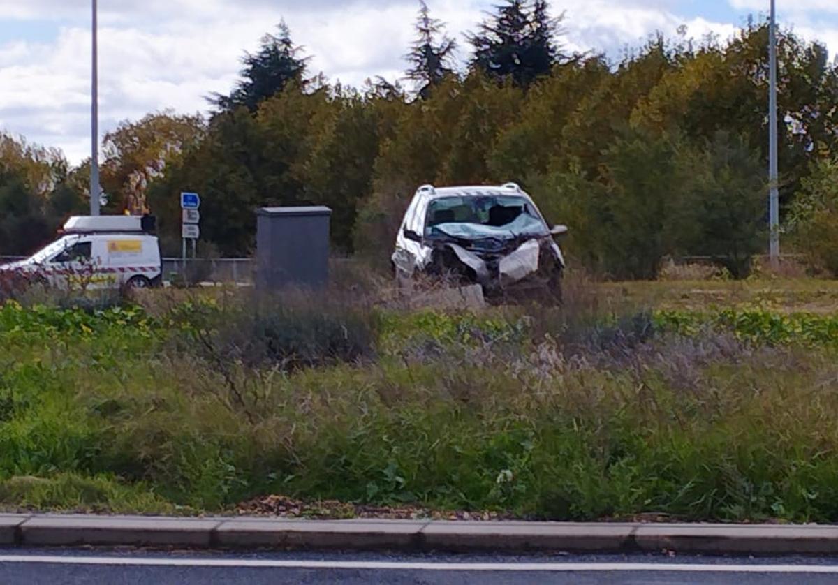 Vehículo accidentado en la rotonda.