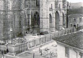 Restaurando el hastial sur de la Catedral. Se observa el provisorato. (1901)