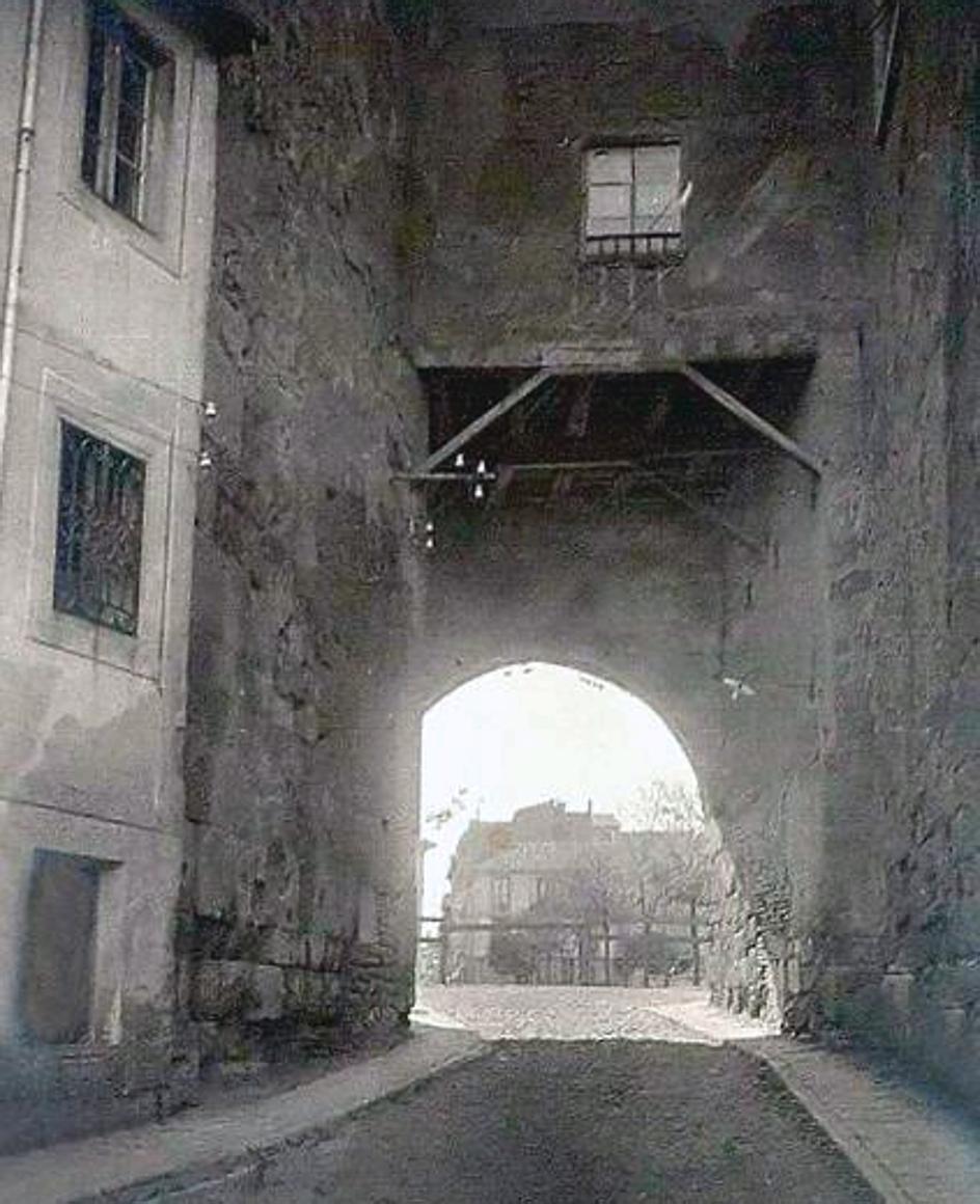 Puerta Obispo desde dentro. (1906) (Santos Flórez)