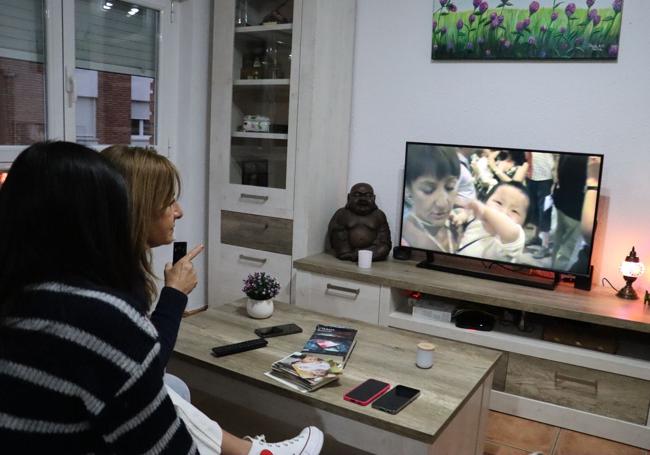 Ana y Mar viendo los videos de su proceso de adopción.