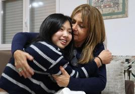 Ana Arias y su hija Mar fundidas en un abrazo.