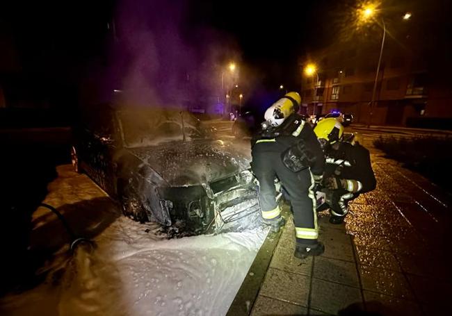 Incendio de un vehículo en Altos de Nava.