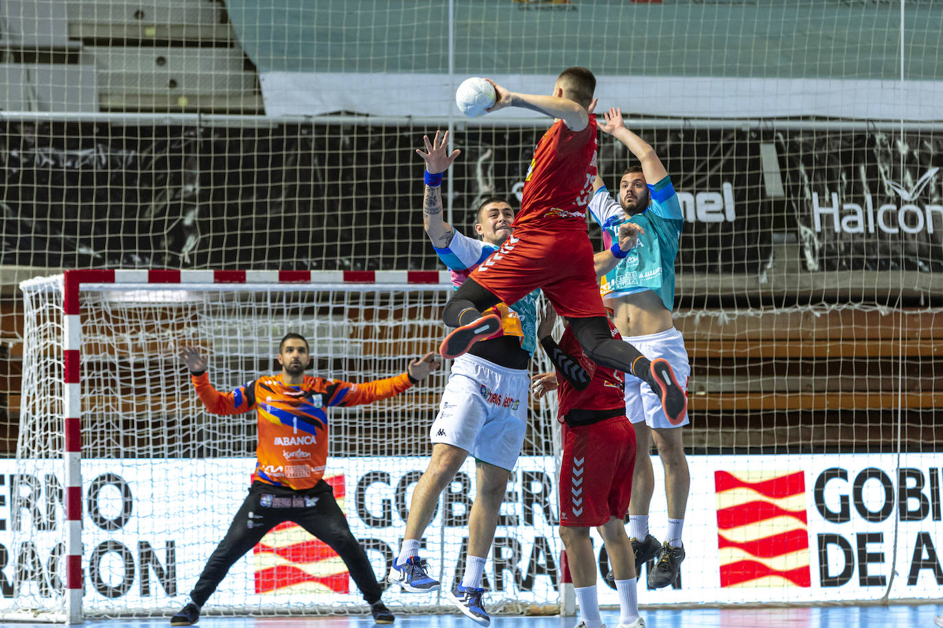 El Abanca Ademar vuelve a ganar