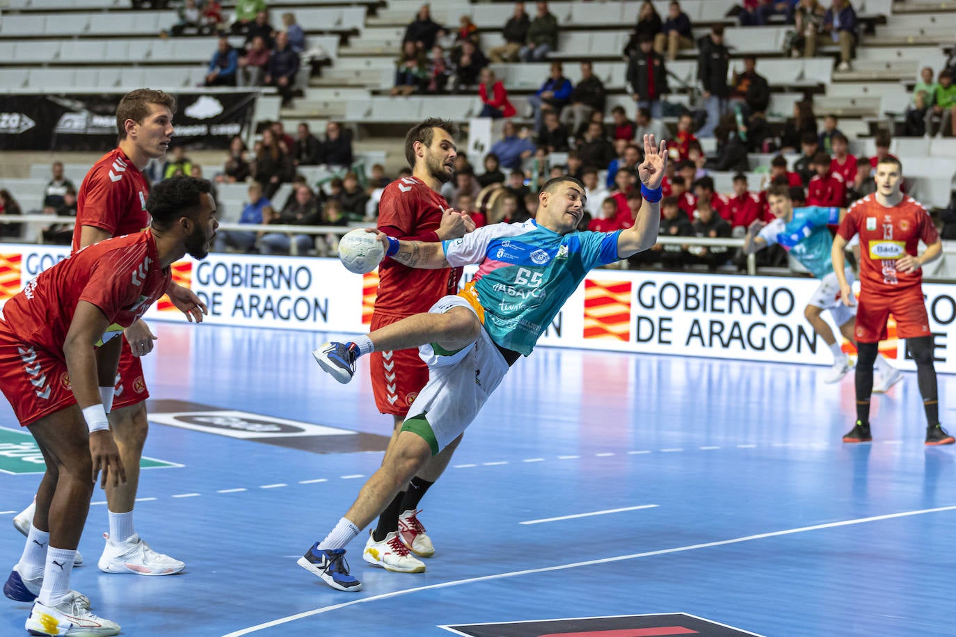 El Abanca Ademar vuelve a ganar