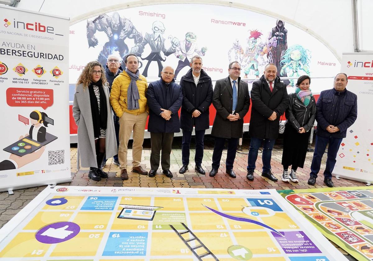 El director general del Instituto Nacional de Ciberseguridad, Félix Barrio, y el alcalde de La Robla (León), Santiago Dorado, inauguran una iniciativa de las #ExperienciaIncibe.