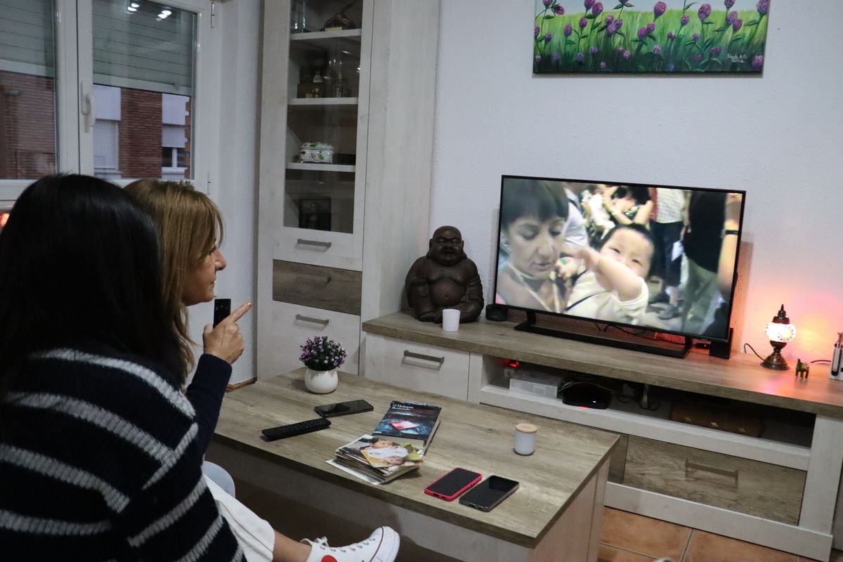 Mar y Ana viendo vídeos grabados en China cuando fueron a buscarla