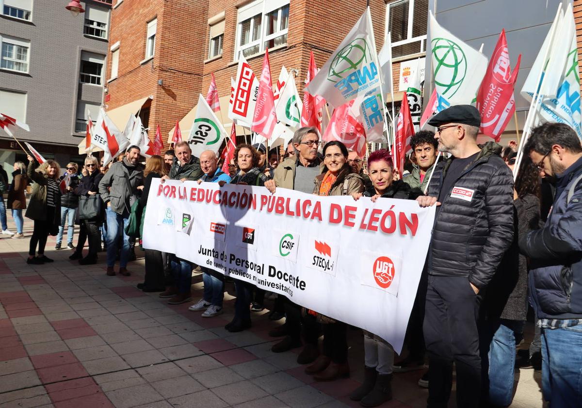 Imagen principal - Concentración de docentes en León.